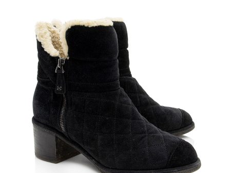 Chanel Quilted Suede Shearling Ankle Boots - Size 8.5   38.5 (18371) For Sale